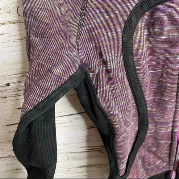 lululemon athletica Scuba Purple and Black Jacket size 8.
Shows signs of wear. - Picture 8 of 13